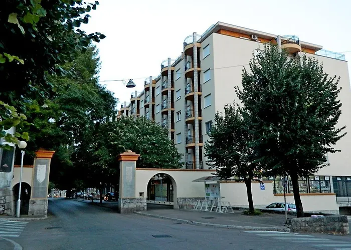 Centar * 特雷比涅