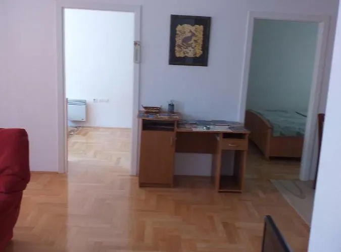 Centar * 特雷比涅